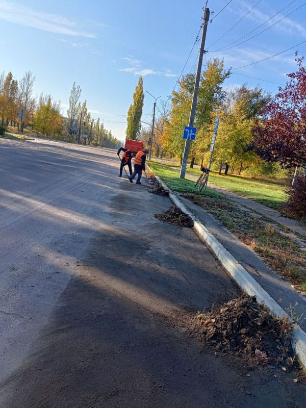 В городе Рубежное сотрудники МУП «ДЭП города Рубежное» продолжают проводить работы по очистке дорожного покрытия В городе Рубежное сотрудники МУП «ДЭП города Рубежное» продолжают проводить работы по очистке дорожного покрытия
