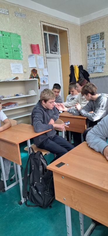 Сегодня сотрудники ГБУЗ «Свердловский противотуберкулезный диспансер» провели профориентацию учащихся старших классов ГБОУ ЛНР " «Астаховский учебно-воспитательный комплекс» на тему: «Кем я буду?» Сегодня сотрудники ГБУЗ «Свердловский противотуберкулезный диспансер» провели профориентацию учащихся старших классов ГБОУ ЛНР " «Астаховский учебно-воспитательный комплекс» на тему: «Кем я буду?»