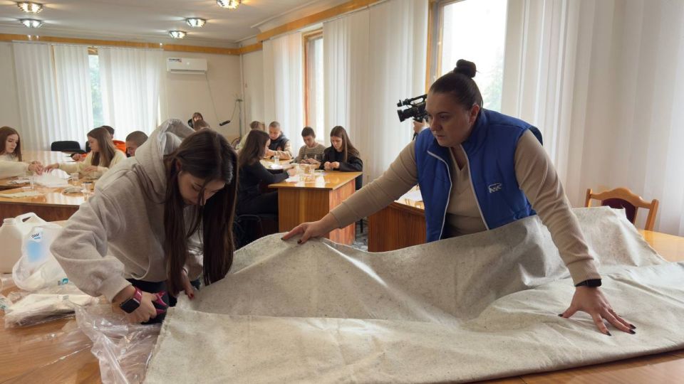 В Антраците прошёл мастер-класс по изготовлению наборов «сухого душа» для бойцов СВО В Антраците прошёл мастер-класс по изготовлению наборов «сухого душа» для бойцов СВО