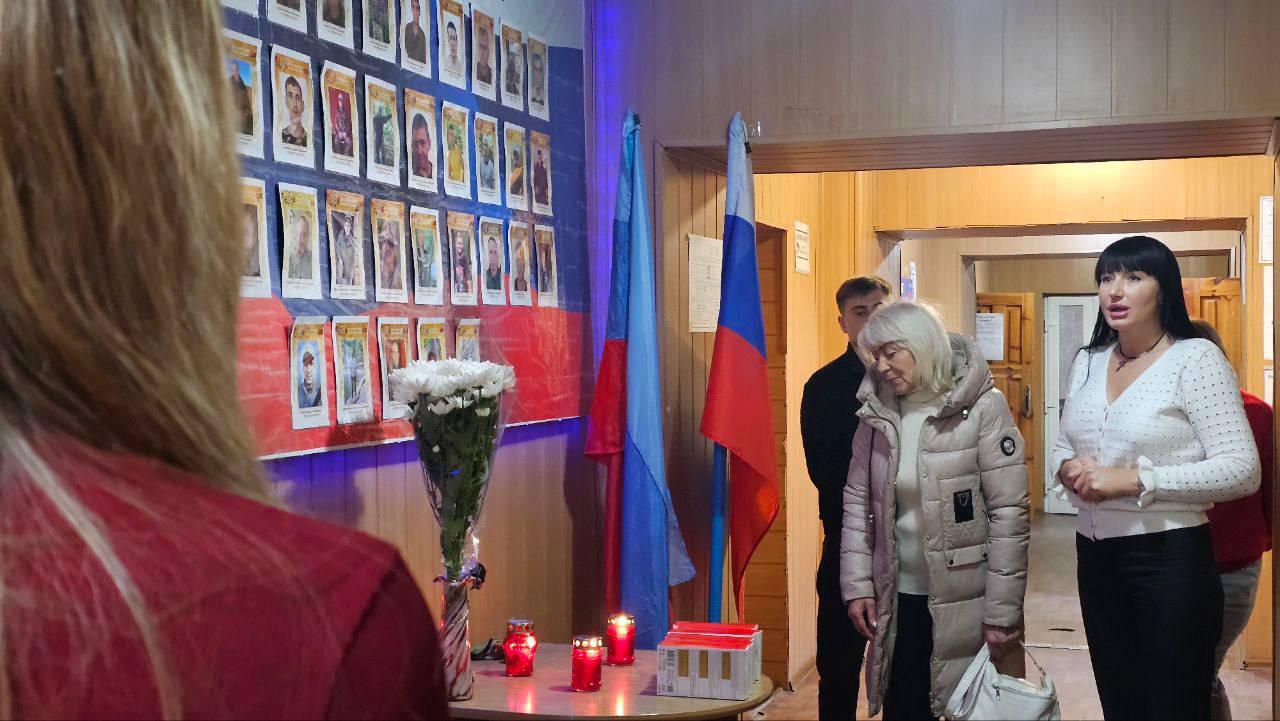 Сегодня в отделе жизнеобеспечения пгт Дзержинский прошла трогательная церемония памяти, посвящённая годовщине со дня гибели Героя – участника специальной военной операции, военнослужащего армии Российской Федерации –... Сегодня в отделе жизнеобеспечения пгт Дзержинский прошла трогательная церемония памяти, посвящённая годовщине со дня гибели Героя – участника специальной военной операции, военнослужащего армии Российской Федерации –...