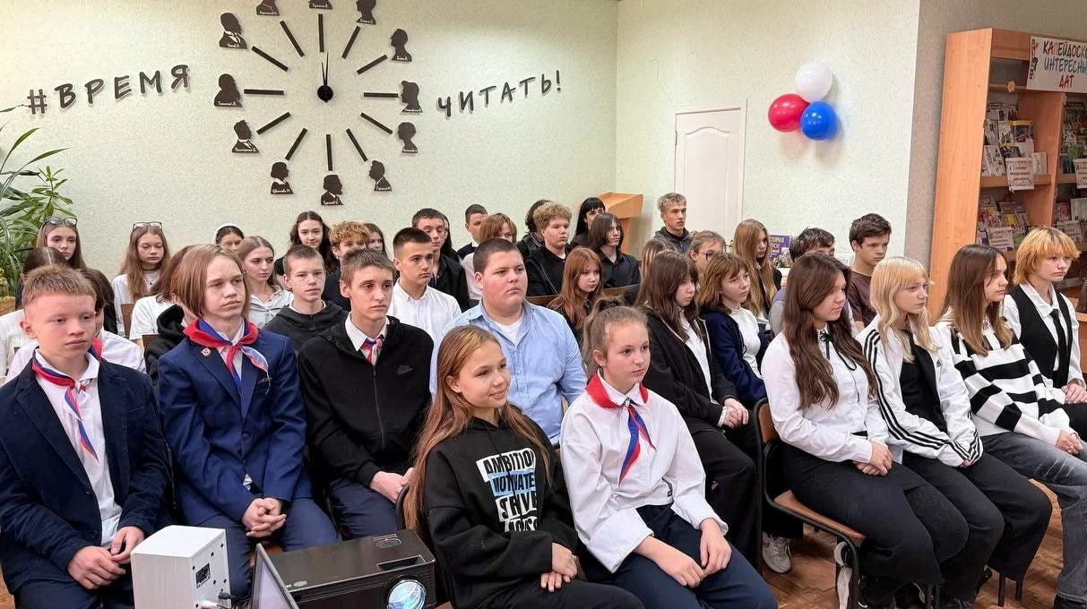 В преддверии Дня народного единства в Луганской библиотеке для детей состоялась литературно-музыкальная композиция «В единстве народа – будущее России» В преддверии Дня народного единства в Луганской библиотеке для детей состоялась литературно-музыкальная композиция «В единстве народа – будущее России»