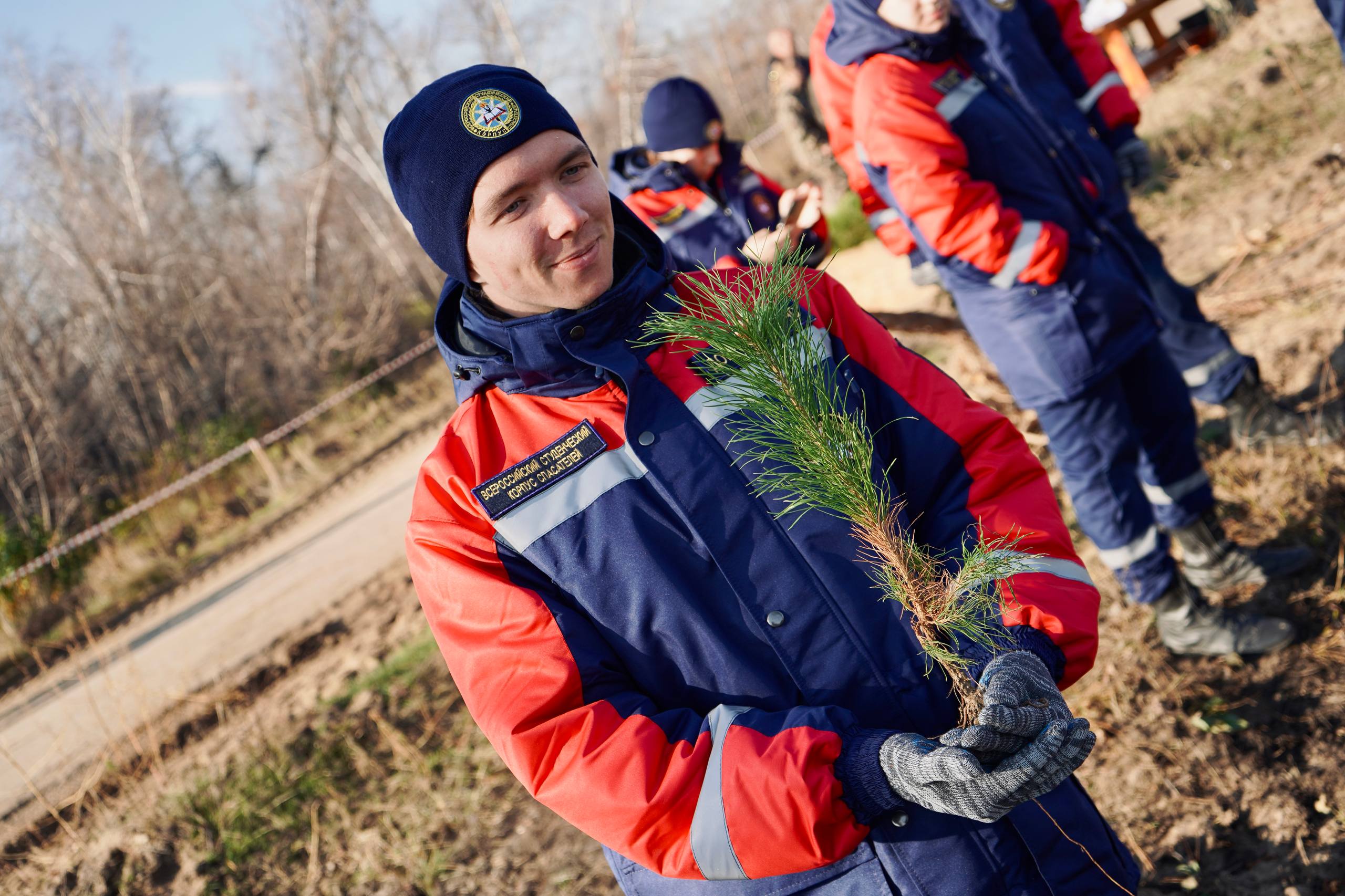 Делаем доброе дело вместе. Добровольцы Луганского и Приморского РО ВСКС вместе со студентами и преподавателями Института гражданской защиты ЛГУ им. В. Даля приняли участие во Всероссийской акции «Сохраним лес»