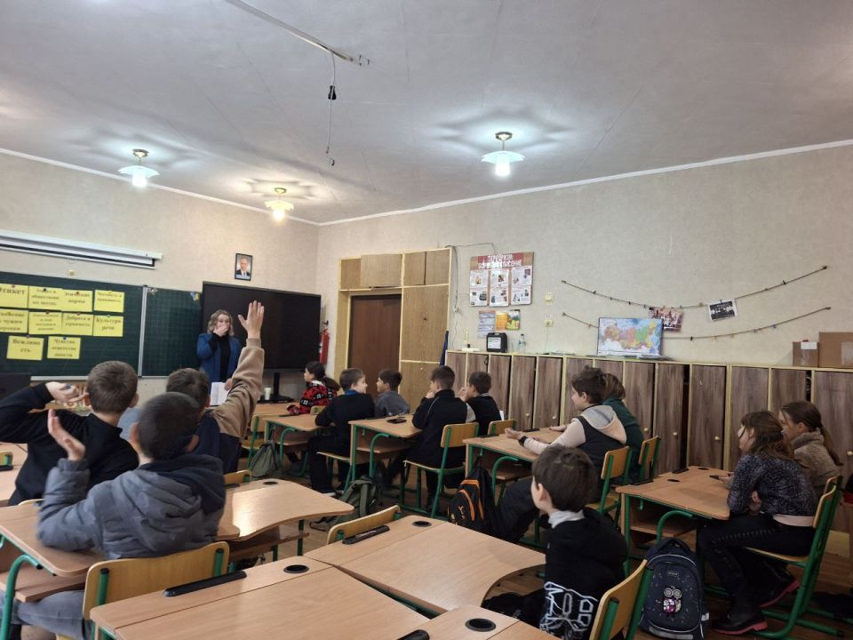 Сегодня, специалистами городского дворца культуры проведена информационная беседа «Поведение в общественных местах» для школьников ЛСШ №2 Сегодня, специалистами городского дворца культуры проведена информационная беседа «Поведение в общественных местах» для школьников ЛСШ №2