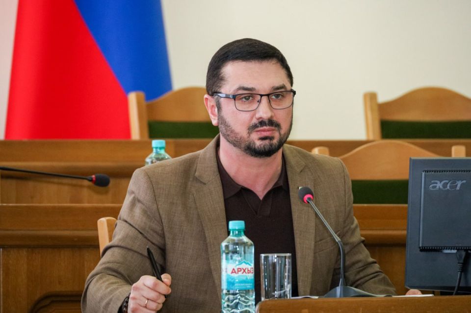 Парламентарии обсудили с Альбертом Апшевым развитие дорожной сети ЛНР и другие актуальные вопросы транспортной сферы Парламентарии обсудили с Альбертом Апшевым развитие дорожной сети ЛНР и другие актуальные вопросы транспортной сферы