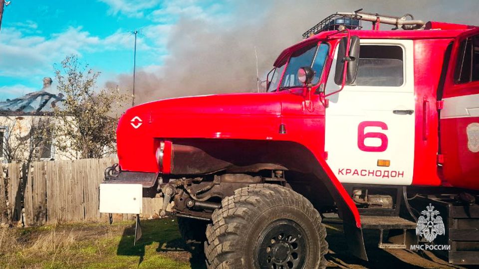 Спасатели МЧС России отстояли от огня летнюю кухню и другие хозпостройки Спасатели МЧС России отстояли от огня летнюю кухню и другие хозпостройки