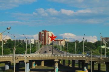 Взрыв произошел на улице в Луганске, сообщили в правительстве ЛНР
