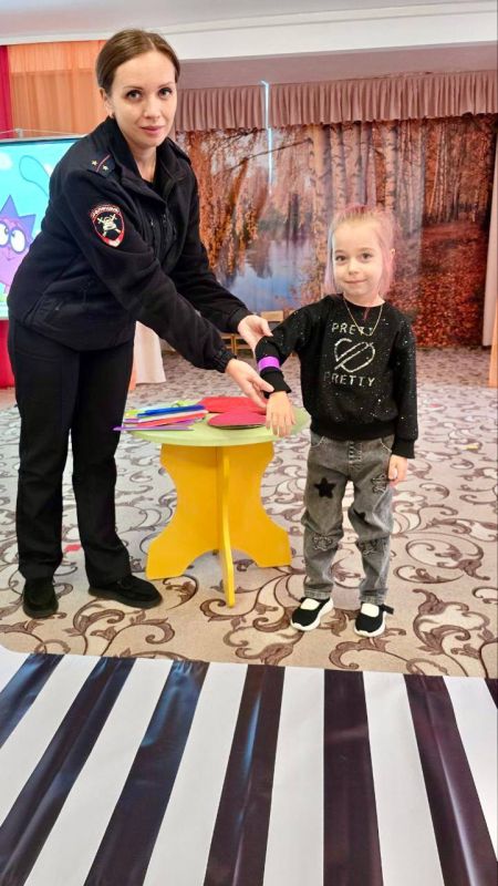 В Луганске автоинспекторы рассказали детям о важности использования световозвращающих элементов В Луганске автоинспекторы рассказали детям о важности использования световозвращающих элементов