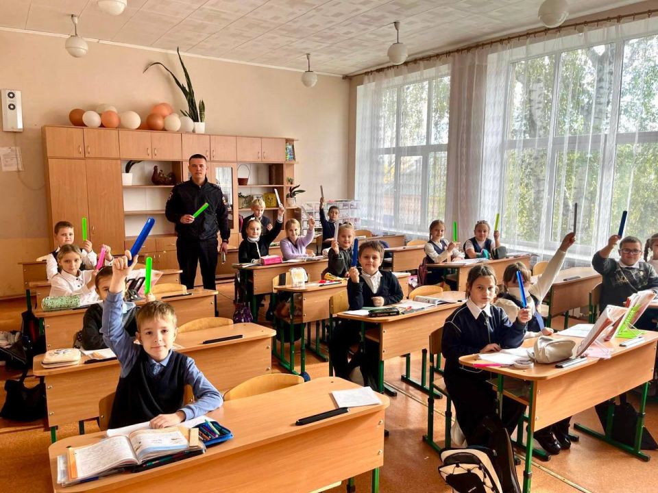 В Луганске автоинспекторы рассказали детям о важности использования световозвращающих элементов В Луганске автоинспекторы рассказали детям о важности использования световозвращающих элементов