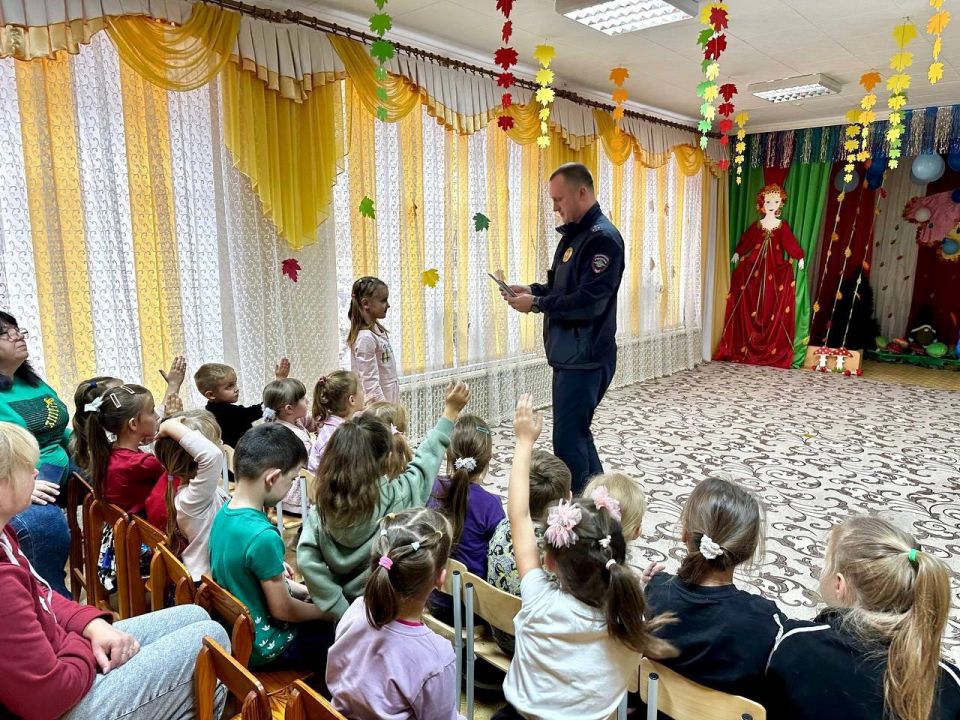 В Луганске автоинспекторы рассказали детям о важности использования световозвращающих элементов В Луганске автоинспекторы рассказали детям о важности использования световозвращающих элементов