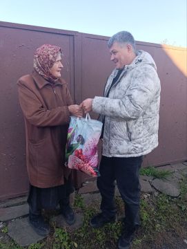 23.10.2025 сотрудники отдела жизнеобеспечения пгт Пролетарский оказали гуманитарную помощь одинокой пожилой жительнице пгт Пролетарский, Митус Раисе Михайловне, 1947 года рождения