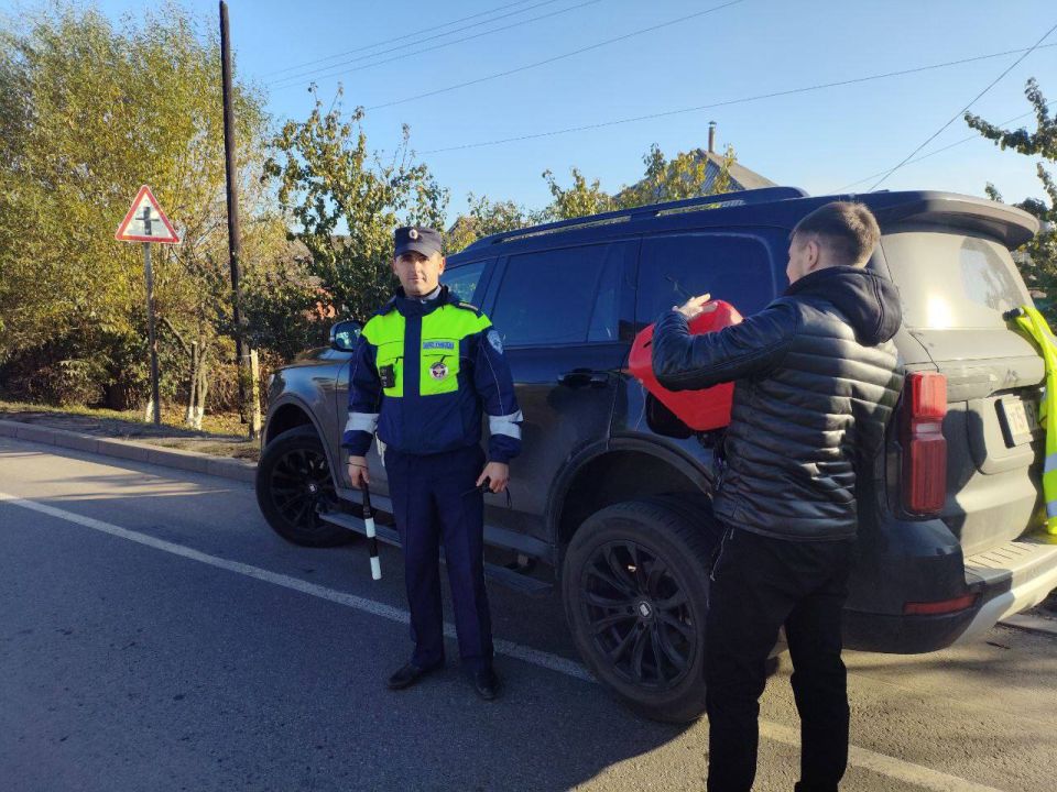 111111 Дорожные полицейские ЛНР помогли водителю, у которого закончился бензин на трассе 111111 Дорожные полицейские ЛНР помогли водителю, у которого закончился бензин на трассе