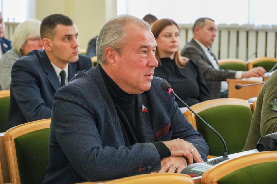 Парламентарии обсудили с Альбертом Апшевым развитие дорожной сети ЛНР и другие актуальные вопросы транспортной сферы Парламентарии обсудили с Альбертом Апшевым развитие дорожной сети ЛНР и другие актуальные вопросы транспортной сферы