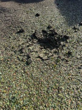 В результате взрыва на Черноморской образовалась воронка