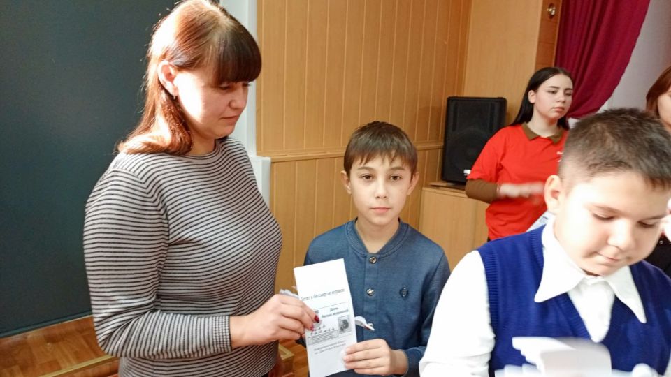 В рамках проекта «Историческая память» партии «Единая Россия» активисты первичного отделения №8 совместно с творческими работниками сельского клуба и библиотеки провели литературный час, посвященный Дню памяти белых журавлей... В рамках проекта «Историческая память» партии «Единая Россия» активисты первичного отделения №8 совместно с творческими работниками сельского клуба и библиотеки провели литературный час, посвященный Дню памяти белых журавлей...
