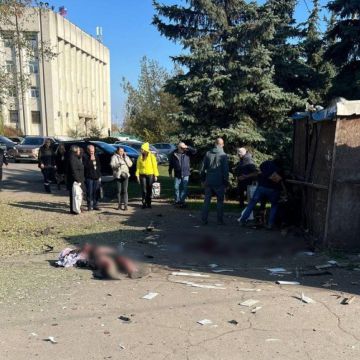 Минимум два человека пострадали при взрыве в Луганске — по словам очевидцев, мужчина пнул колонку, из которой играла песня "Океана Эльзы", у него оторвало ногу