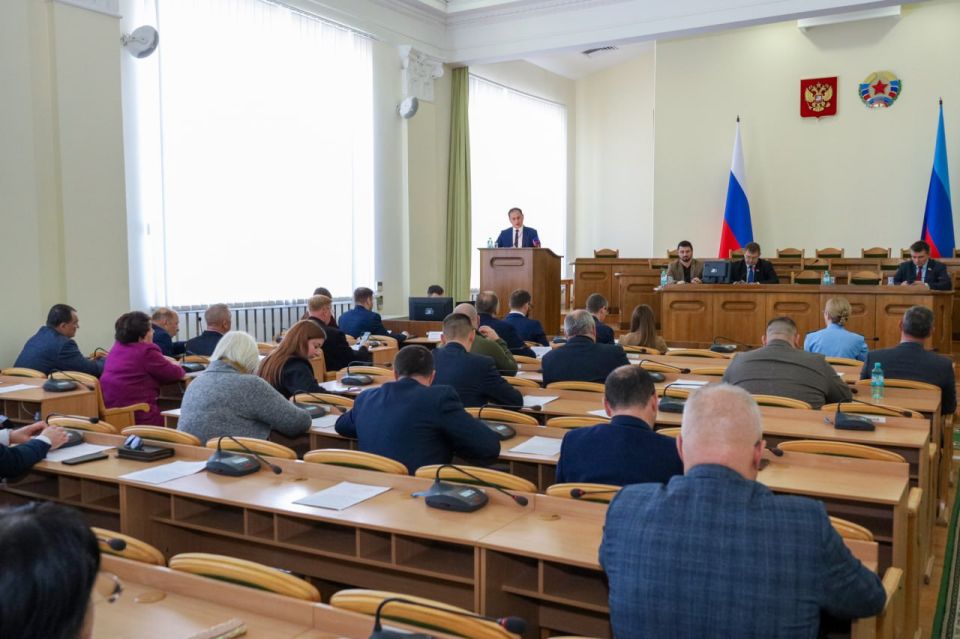 Парламентарии обсудили с Альбертом Апшевым развитие дорожной сети ЛНР и другие актуальные вопросы транспортной сферы Парламентарии обсудили с Альбертом Апшевым развитие дорожной сети ЛНР и другие актуальные вопросы транспортной сферы