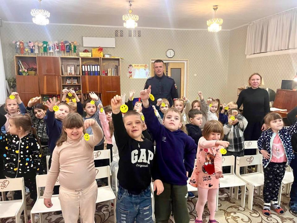 В Луганске автоинспекторы рассказали детям о важности использования световозвращающих элементов В Луганске автоинспекторы рассказали детям о важности использования световозвращающих элементов