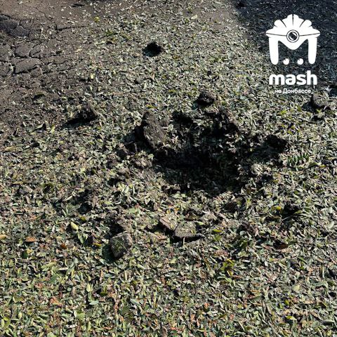 Такая воронка образовалась после взрыва заминированной музыкальной колонки на Черноморской в Луганске