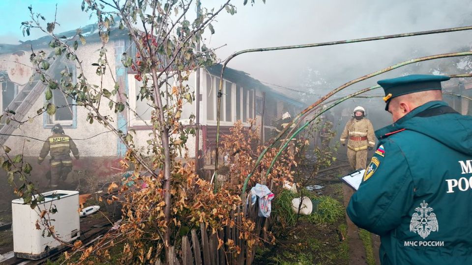Спасатели МЧС России отстояли от огня летнюю кухню и другие хозпостройки Спасатели МЧС России отстояли от огня летнюю кухню и другие хозпостройки