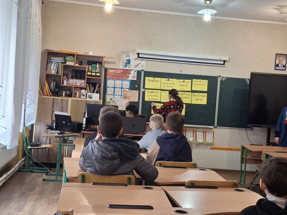 Сегодня, специалистами городского дворца культуры проведена информационная беседа «Поведение в общественных местах» для школьников ЛСШ №2 Сегодня, специалистами городского дворца культуры проведена информационная беседа «Поведение в общественных местах» для школьников ЛСШ №2