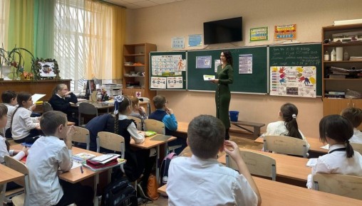«Яркая и здоровая улыбка с детства: врач-стоматолог провела урок здоровья для второклассников»