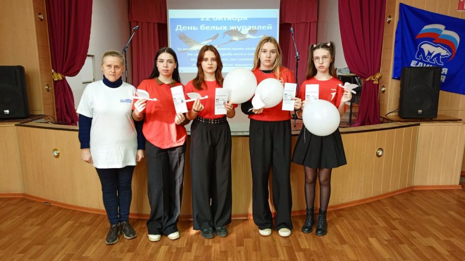 В рамках проекта «Историческая память» партии «Единая Россия» активисты первичного отделения №8 совместно с творческими работниками сельского клуба и библиотеки провели литературный час, посвященный Дню памяти белых журавлей... В рамках проекта «Историческая память» партии «Единая Россия» активисты первичного отделения №8 совместно с творческими работниками сельского клуба и библиотеки провели литературный час, посвященный Дню памяти белых журавлей...