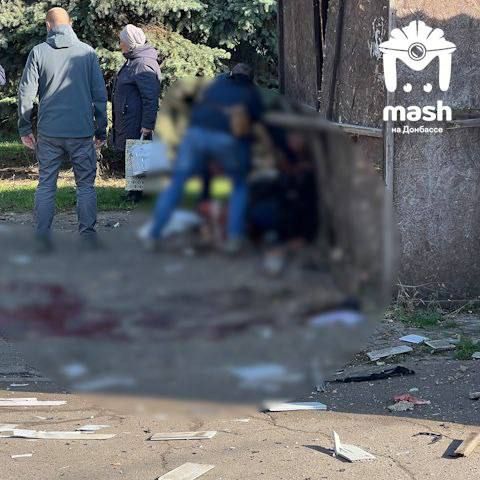Взрыв в Луганске. Со слов очевидцев, медики увезли мужчину с оторванной ногой, сообщает канал «Mash на Донбассе» Взрыв в Луганске. Со слов очевидцев, медики увезли мужчину с оторванной ногой, сообщает канал «Mash на Донбассе»