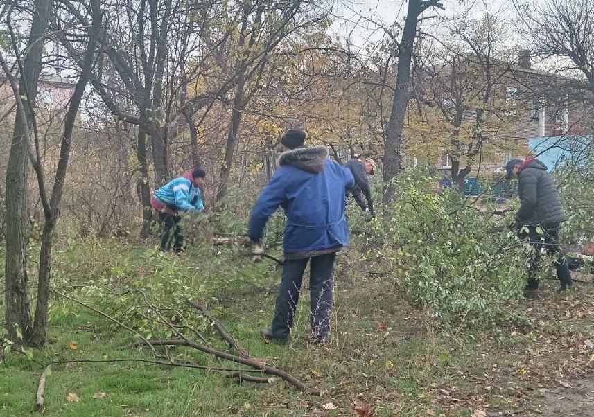 Коммунальные службы проводят работы на территории города Коммунальные службы проводят работы на территории города