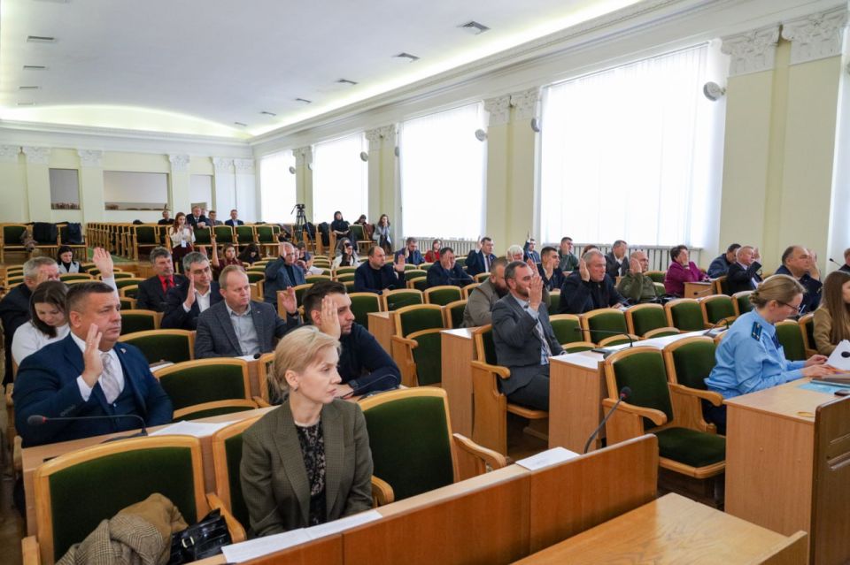 Парламентарии обсудили с Альбертом Апшевым развитие дорожной сети ЛНР и другие актуальные вопросы транспортной сферы Парламентарии обсудили с Альбертом Апшевым развитие дорожной сети ЛНР и другие актуальные вопросы транспортной сферы