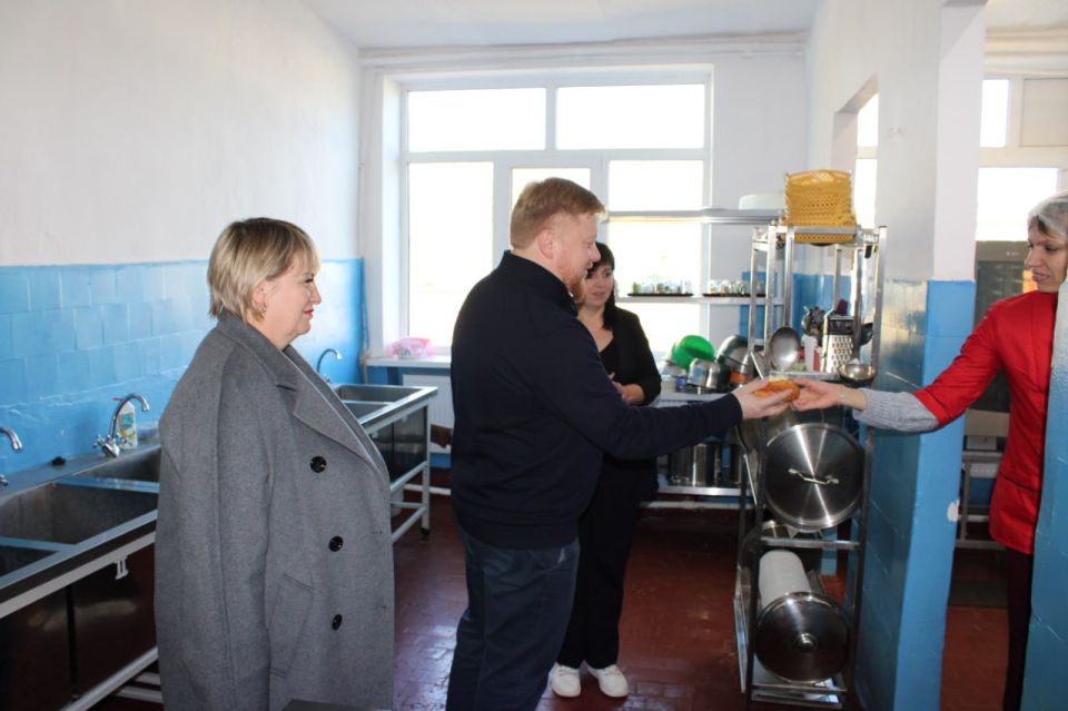 В ходе рабочей поездки министр образования и науки ЛНР Кусов Иван Сергеевич вместе с главой Белокуракинского округа Ольгой Кучерявой посетил Павловскую школу № 12 В ходе рабочей поездки министр образования и науки ЛНР Кусов Иван Сергеевич вместе с главой Белокуракинского округа Ольгой Кучерявой посетил Павловскую школу № 12