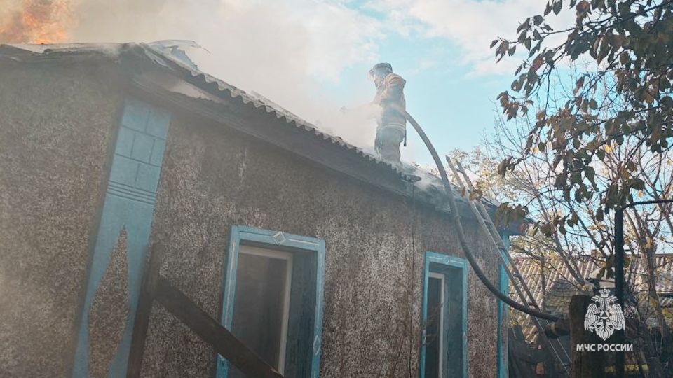 Спасатели МЧС России отстояли от огня летнюю кухню и другие хозпостройки Спасатели МЧС России отстояли от огня летнюю кухню и другие хозпостройки