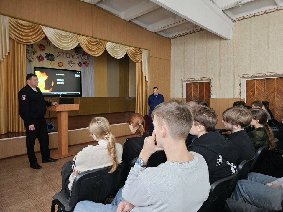 Транспортные полицейские и прокуроры провели в Луганске профилактические мероприятия для школьников Транспортные полицейские и прокуроры провели в Луганске профилактические мероприятия для школьников