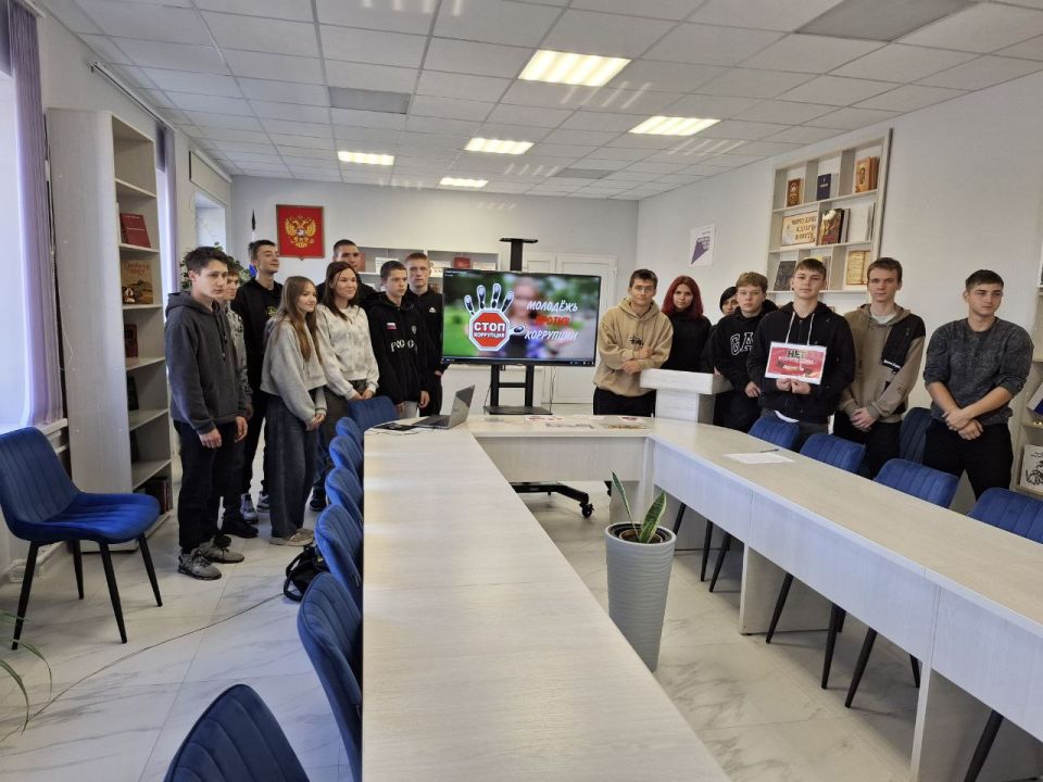 23 октября в центральной библиотеке им. Г. Сковороды студенты Ровеньковского горного колледжа приняли активное участие в актуальном диалоге-обсуждении о причинах и последствиях коррупционных проявлений в современном обществе 23 октября в центральной библиотеке им. Г. Сковороды студенты Ровеньковского горного колледжа приняли активное участие в актуальном диалоге-обсуждении о причинах и последствиях коррупционных проявлений в современном обществе