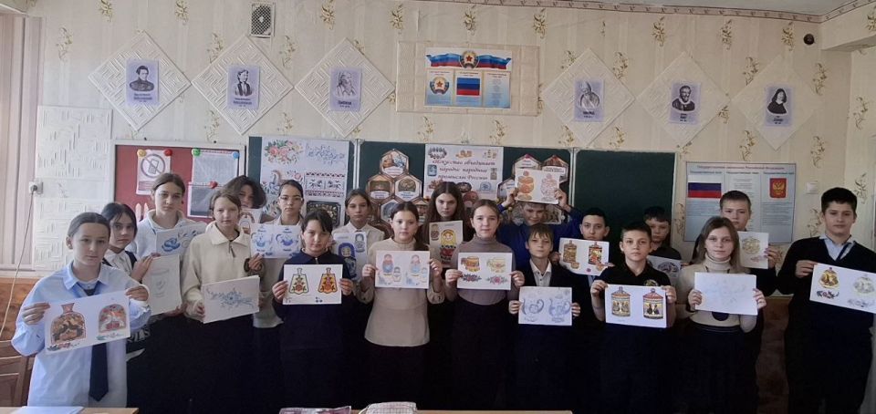 В преддверии Дня народного единства, который вся Россия отмечает 4 ноября, в Брянковской средней школе № 9 прошел конкурс рисунков «Вместе мы сила» В преддверии Дня народного единства, который вся Россия отмечает 4 ноября, в Брянковской средней школе № 9 прошел конкурс рисунков «Вместе мы сила»