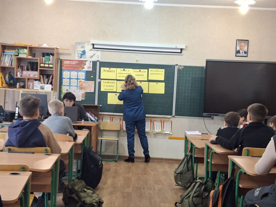Сегодня, специалистами городского дворца культуры проведена информационная беседа «Поведение в общественных местах» для школьников ЛСШ №2 Сегодня, специалистами городского дворца культуры проведена информационная беседа «Поведение в общественных местах» для школьников ЛСШ №2
