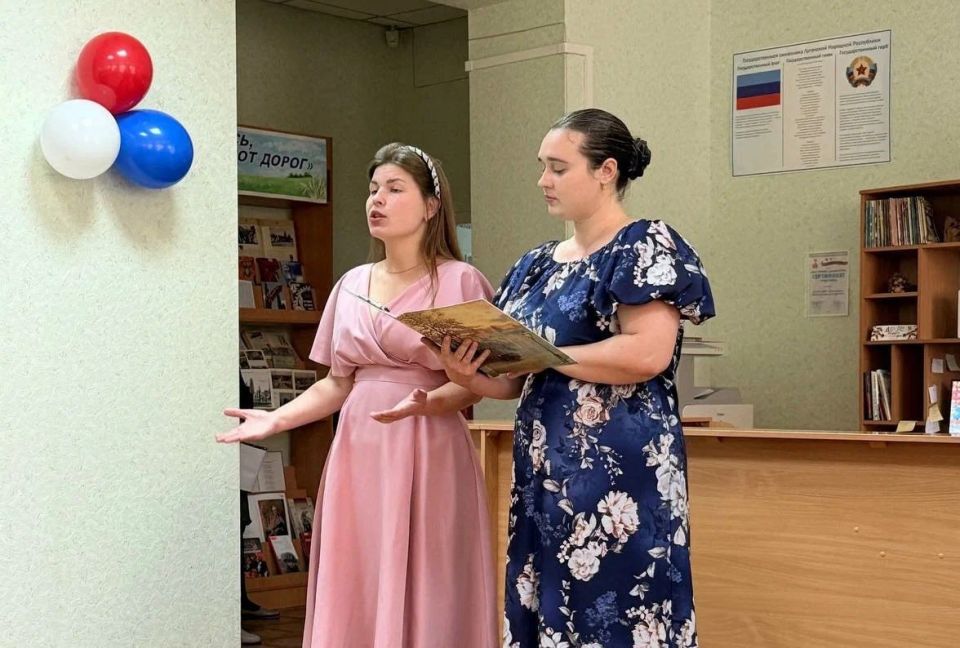 В Луганске в преддверии Дня народного единства прошла литературно-музыкальная композиция «В единстве народа – будущее России» В Луганске в преддверии Дня народного единства прошла литературно-музыкальная композиция «В единстве народа – будущее России»