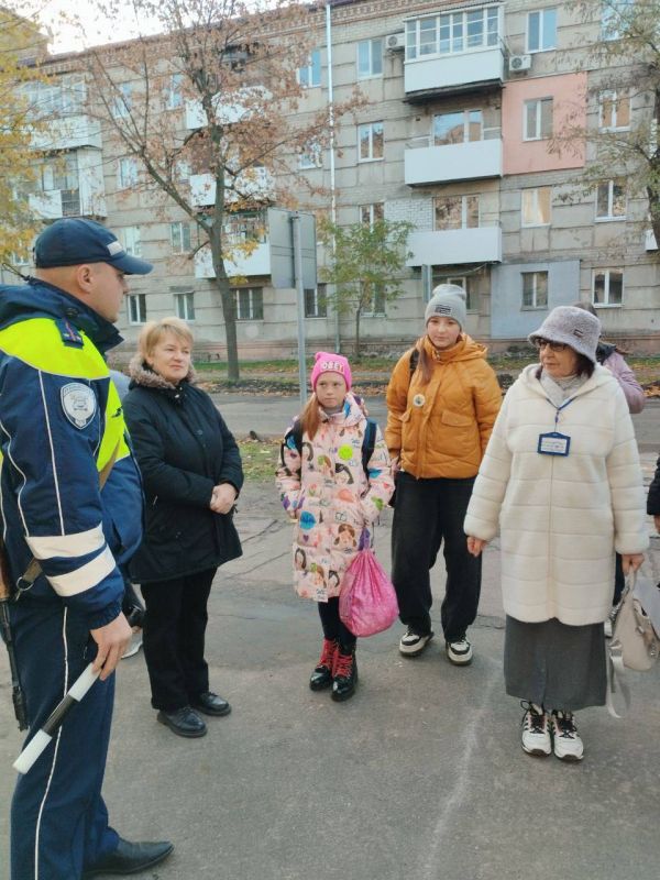В Северодонецке сотрудники Госавтоинспекции и «Родительский патруль» продолжают цикл совместных мероприятий по обеспечению детской безопасности на дороге В Северодонецке сотрудники Госавтоинспекции и «Родительский патруль» продолжают цикл совместных мероприятий по обеспечению детской безопасности на дороге