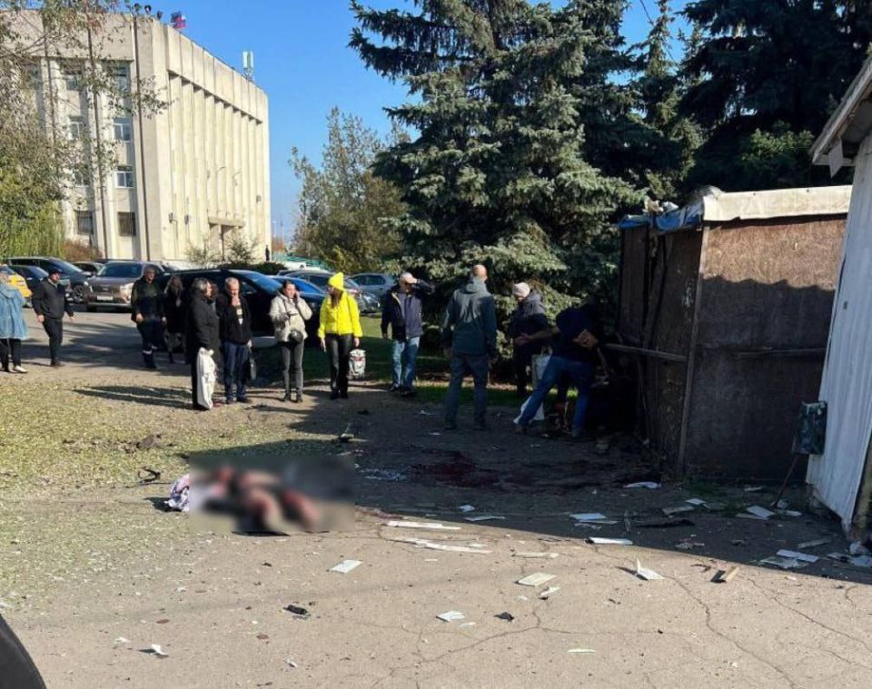 Теракт в Луганске. Прохожий пнул колонку с украинской музыкой и лишился ноги Теракт в Луганске. Прохожий пнул колонку с украинской музыкой и лишился ноги