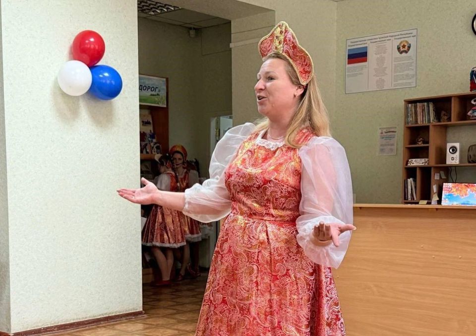 В Луганске в преддверии Дня народного единства прошла литературно-музыкальная композиция «В единстве народа – будущее России» В Луганске в преддверии Дня народного единства прошла литературно-музыкальная композиция «В единстве народа – будущее России»
