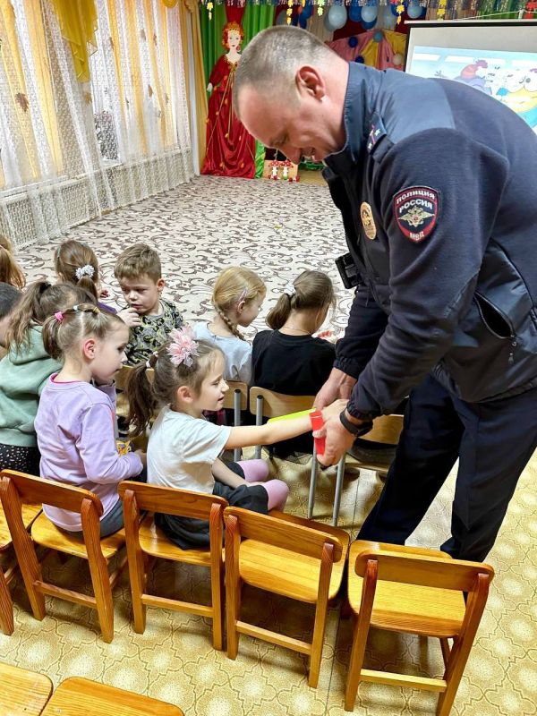 В Луганске автоинспекторы рассказали детям о важности использования световозвращающих элементов