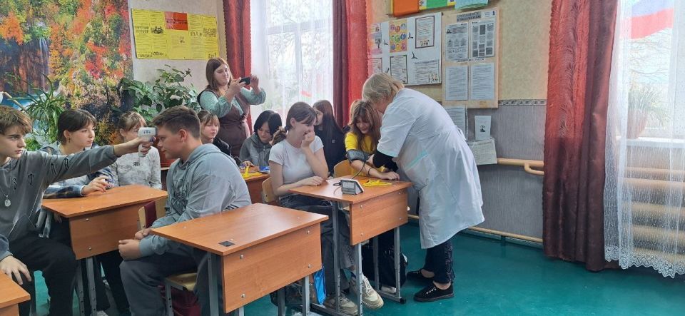 Сегодня сотрудники ГБУЗ «Свердловский противотуберкулезный диспансер» провели профориентацию учащихся старших классов ГБОУ ЛНР " «Астаховский учебно-воспитательный комплекс» на тему: «Кем я буду?» Сегодня сотрудники ГБУЗ «Свердловский противотуберкулезный диспансер» провели профориентацию учащихся старших классов ГБОУ ЛНР " «Астаховский учебно-воспитательный комплекс» на тему: «Кем я буду?»