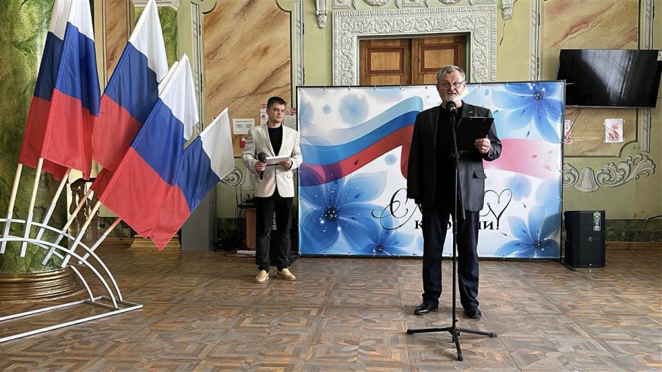 Андрей Рубанцов: Сегодня посетил Дом культуры им. Горького в пгт Ясеновский и поздравил жителей посёлка с окончанием ремонтных работ кровли Дома культуры Андрей Рубанцов: Сегодня посетил Дом культуры им. Горького в пгт Ясеновский и поздравил жителей посёлка с окончанием ремонтных работ кровли Дома культуры