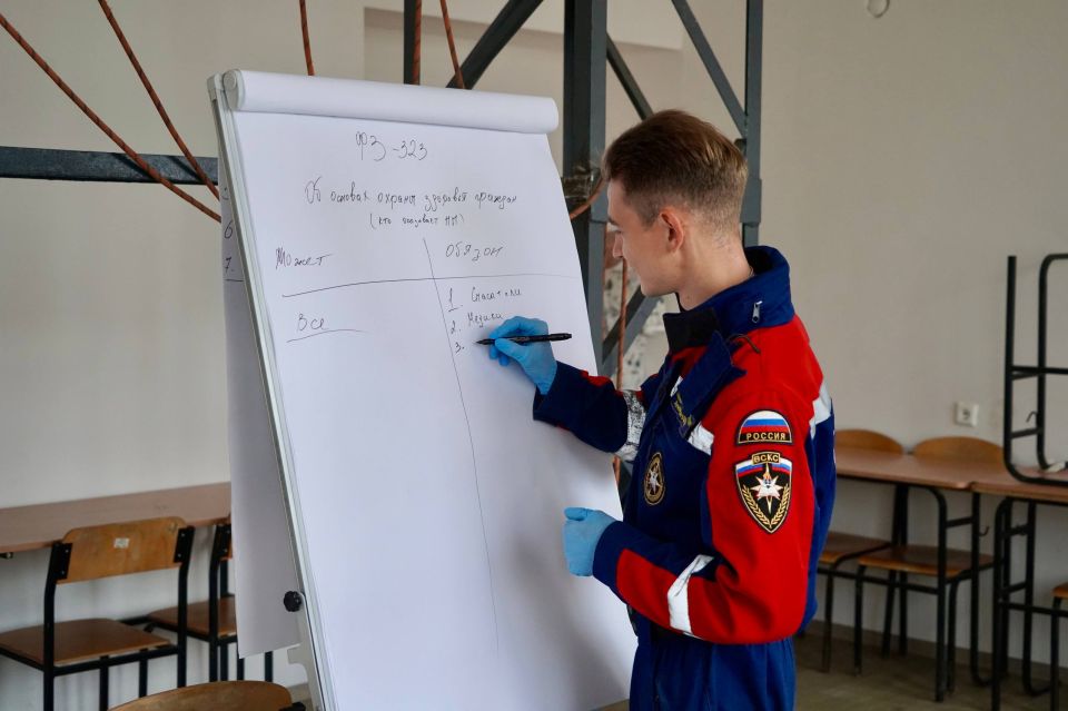 Остался маленький шаг. Сегодня состоялся заключительный день занятий по курсу подготовки «Первоначальная подготовка добровольца ЧС» для добровольцев Студенческого спасательного отряда «Ворошиловец-2», в котором активное... Остался маленький шаг. Сегодня состоялся заключительный день занятий по курсу подготовки «Первоначальная подготовка добровольца ЧС» для добровольцев Студенческого спасательного отряда «Ворошиловец-2», в котором активное...