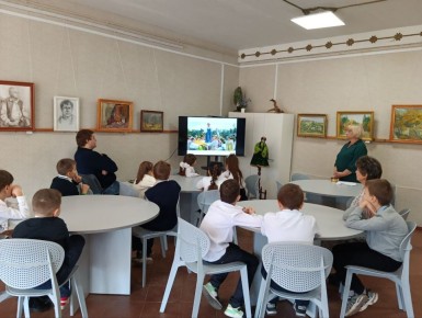 В Кировском историко-художественном музее была проведена познавательно-развлекательная программа для детей «Игры и забавы народов России», посвященная Дню народного единства