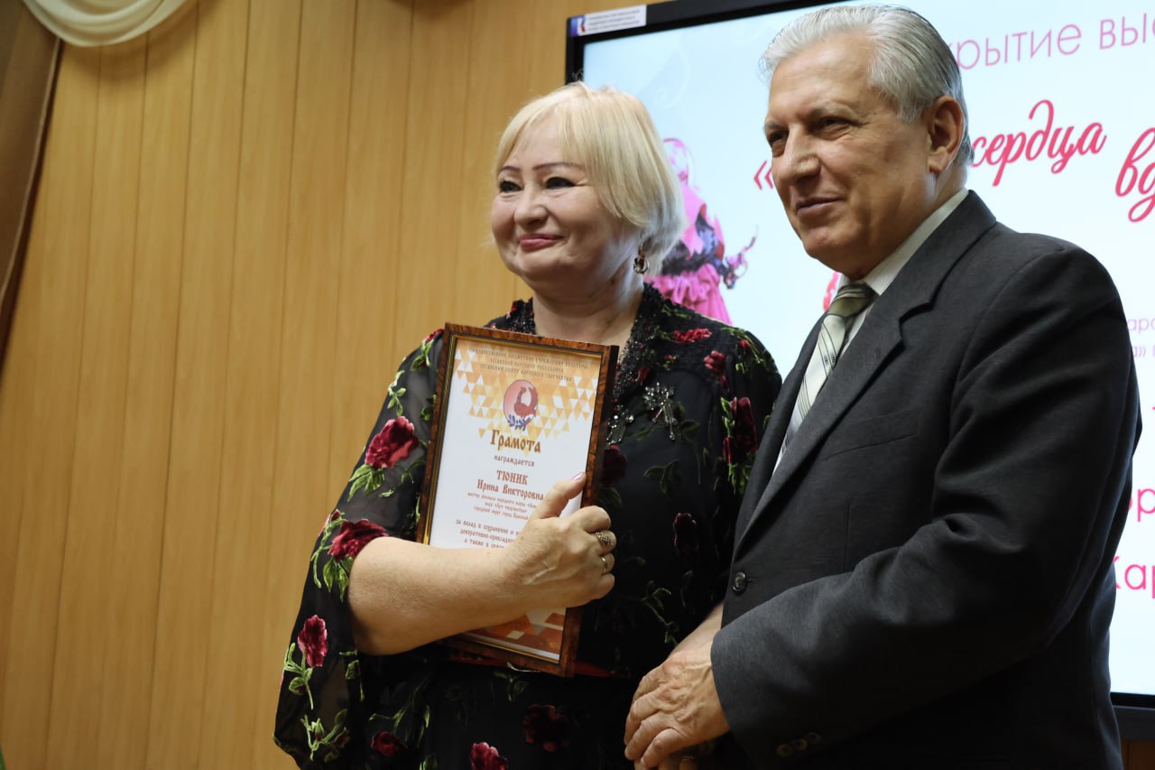 В честь 80-летия Победы в Великой Отечественной войне и в рамках Года защитника Отечества в Луганском центре народного творчества открылась персональная выставка «Души и сердца вдохновенье» В честь 80-летия Победы в Великой Отечественной войне и в рамках Года защитника Отечества в Луганском центре народного творчества открылась персональная выставка «Души и сердца вдохновенье»