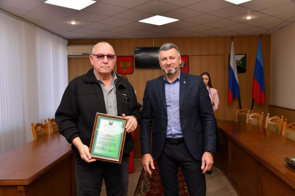 Андрей Сухачев: В преддверии профессионального праздника – Дня автомобилиста – поздравили работников автомобильной отрасли и вручили им благодарственные письма Андрей Сухачев: В преддверии профессионального праздника – Дня автомобилиста – поздравили работников автомобильной отрасли и вручили им благодарственные письма