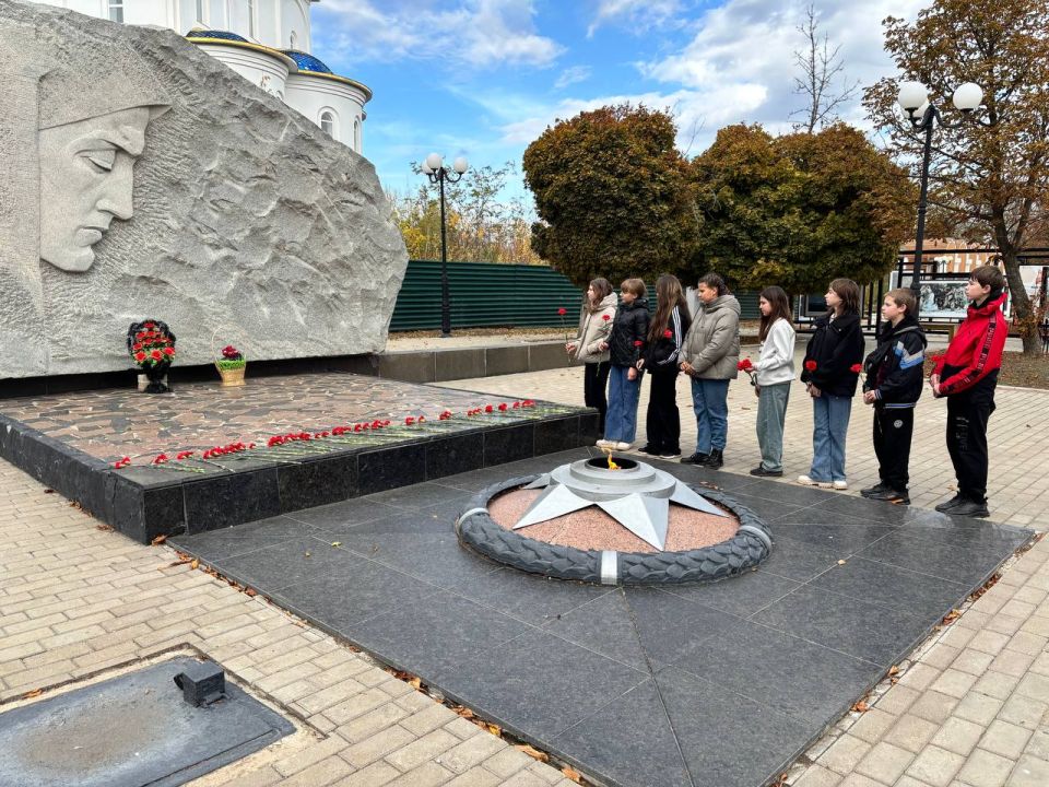 Преподаватели и учащиеся Перевальской ДШИ посетили музей "Молодая гвардия" Преподаватели и учащиеся Перевальской ДШИ посетили музей "Молодая гвардия"