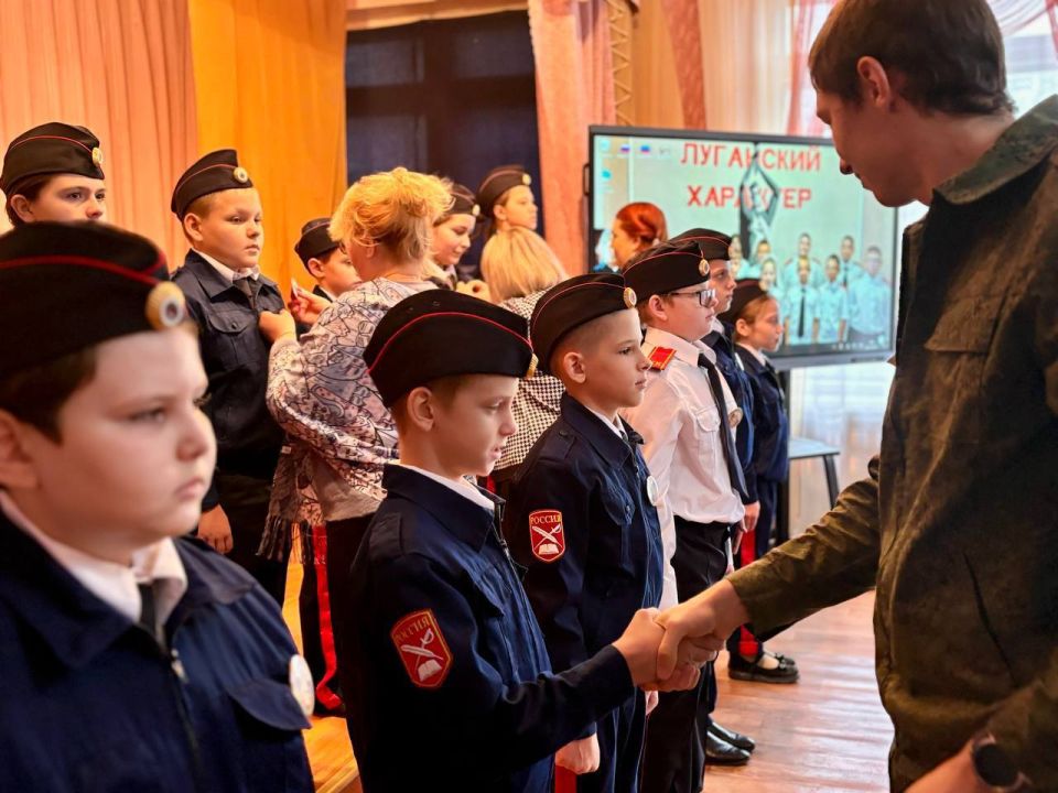 В Красном Луче школьники вступили в ряды кадетского братства Следственного комитета России В Красном Луче школьники вступили в ряды кадетского братства Следственного комитета России