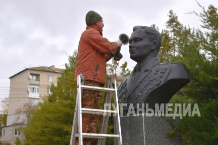 В центре пгт Марковки обновили бюст Андрея Еременко