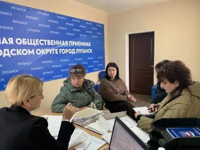 В общественной приемной юристы приняли членов семей участников СВО В рамках единого дня приемов по юридическим вопросам в общественной приемной местного отделения "Единой России" прошел прием жителей Луганска со статусом... В общественной приемной юристы приняли членов семей участников СВО В рамках единого дня приемов по юридическим вопросам в общественной приемной местного отделения "Единой России" прошел прием жителей Луганска со статусом...